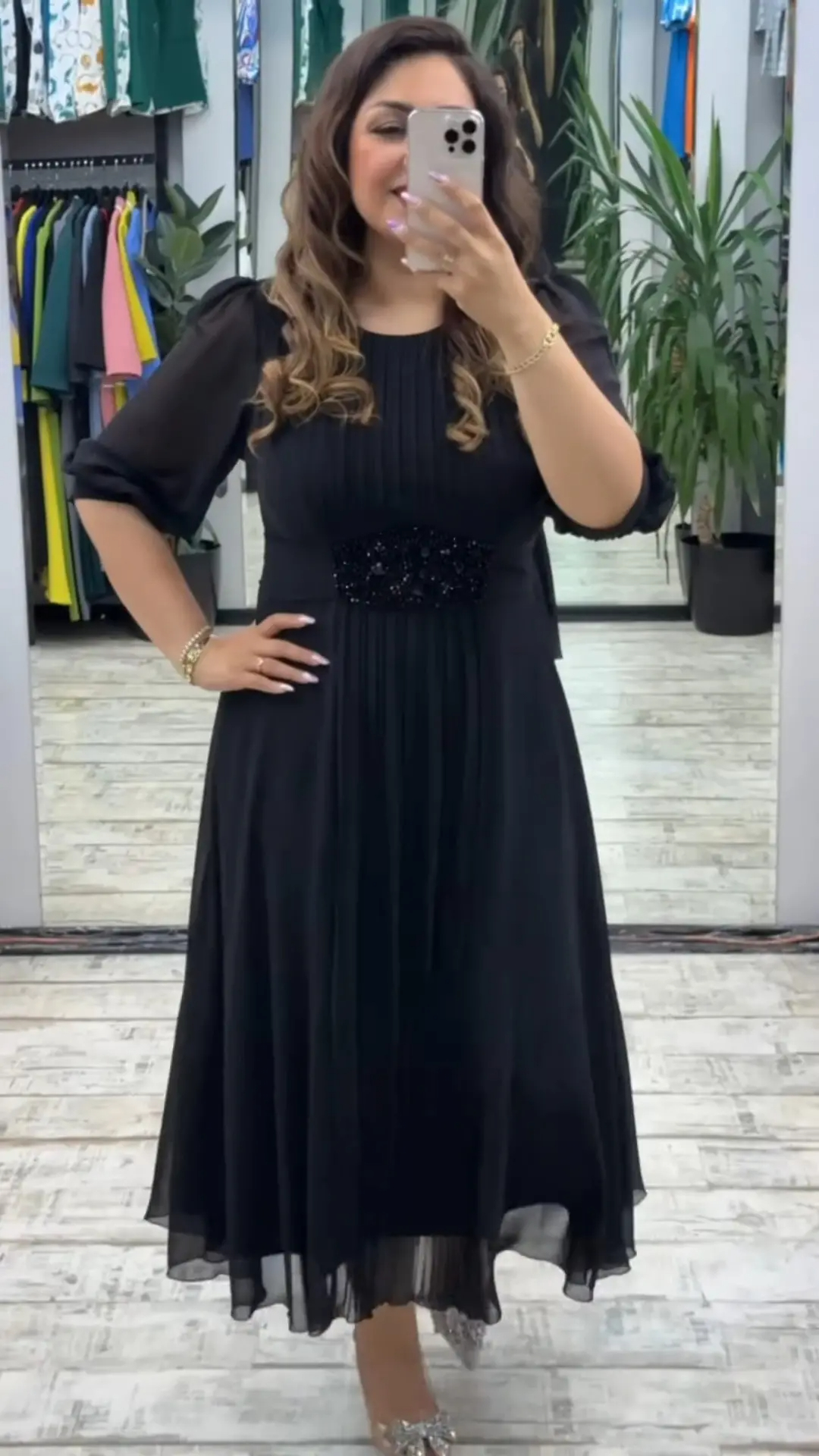 Nowa modna sukienka, klasyczny design, elegancka i prosta