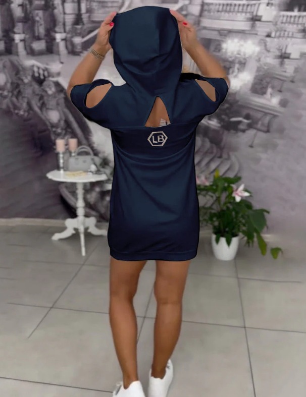 Sukienka z kapturem i nadrukiem liter