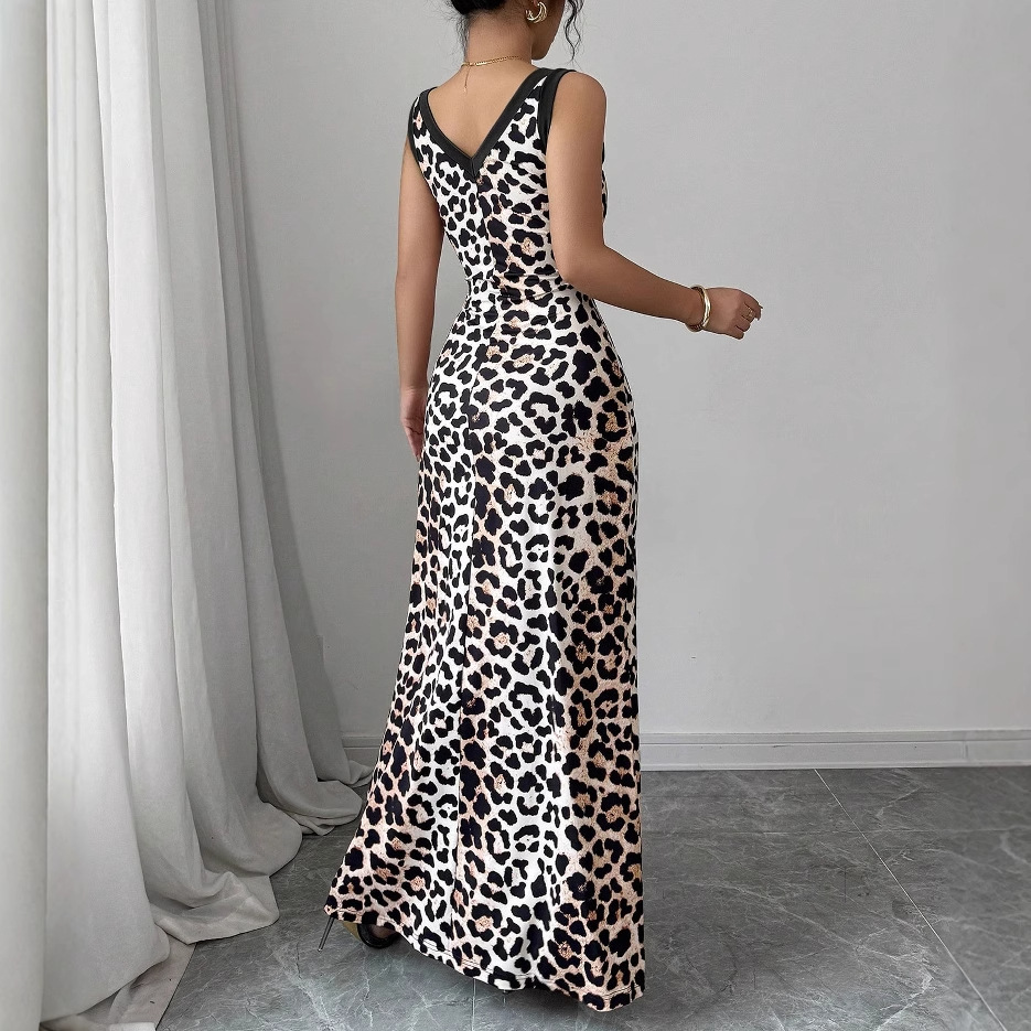 Długa sukienka z nadrukiem w panterkę i blokami kolorów, z dekoltem w serek