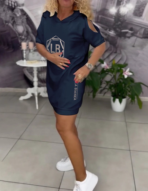 Sukienka z kapturem i nadrukiem liter