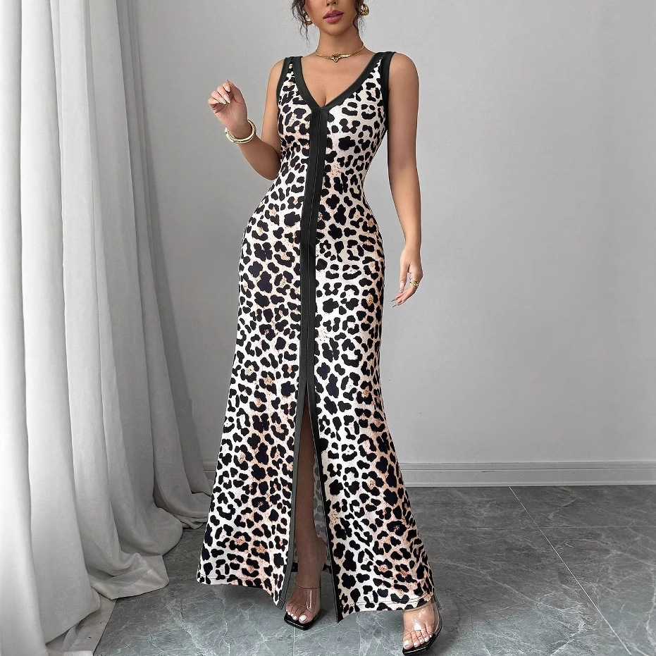 Długa sukienka z nadrukiem w panterkę i blokami kolorów, z dekoltem w serek