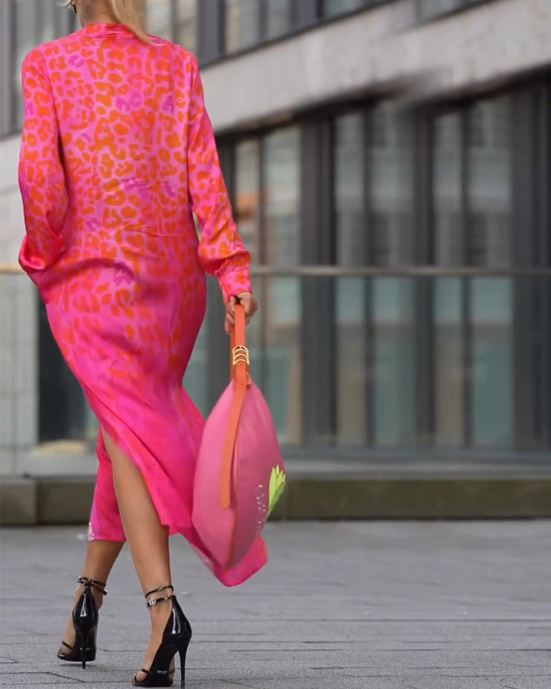 Sukienka z długim rękawem i rozcięciem w panterkę