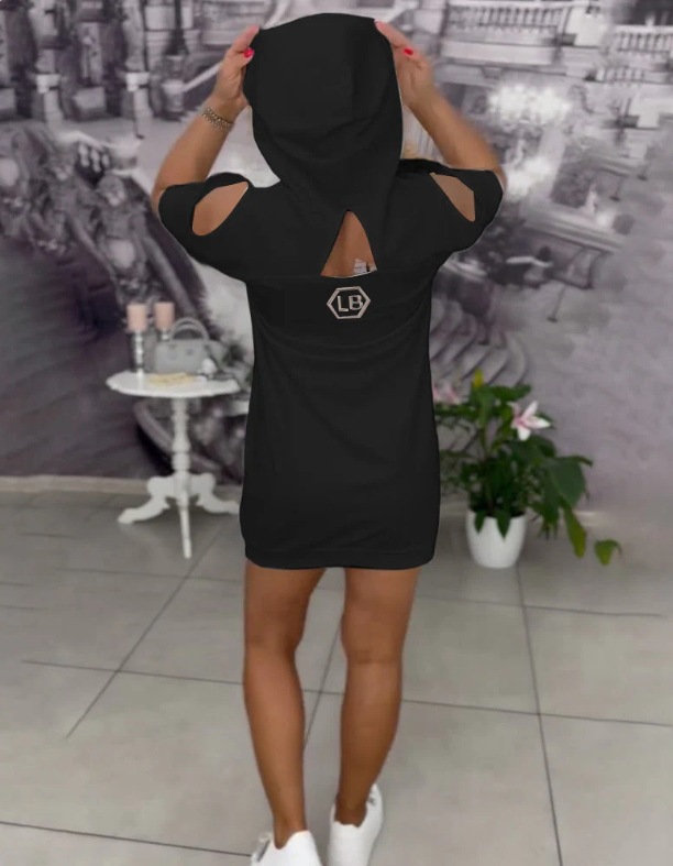 Sukienka z kapturem i nadrukiem liter