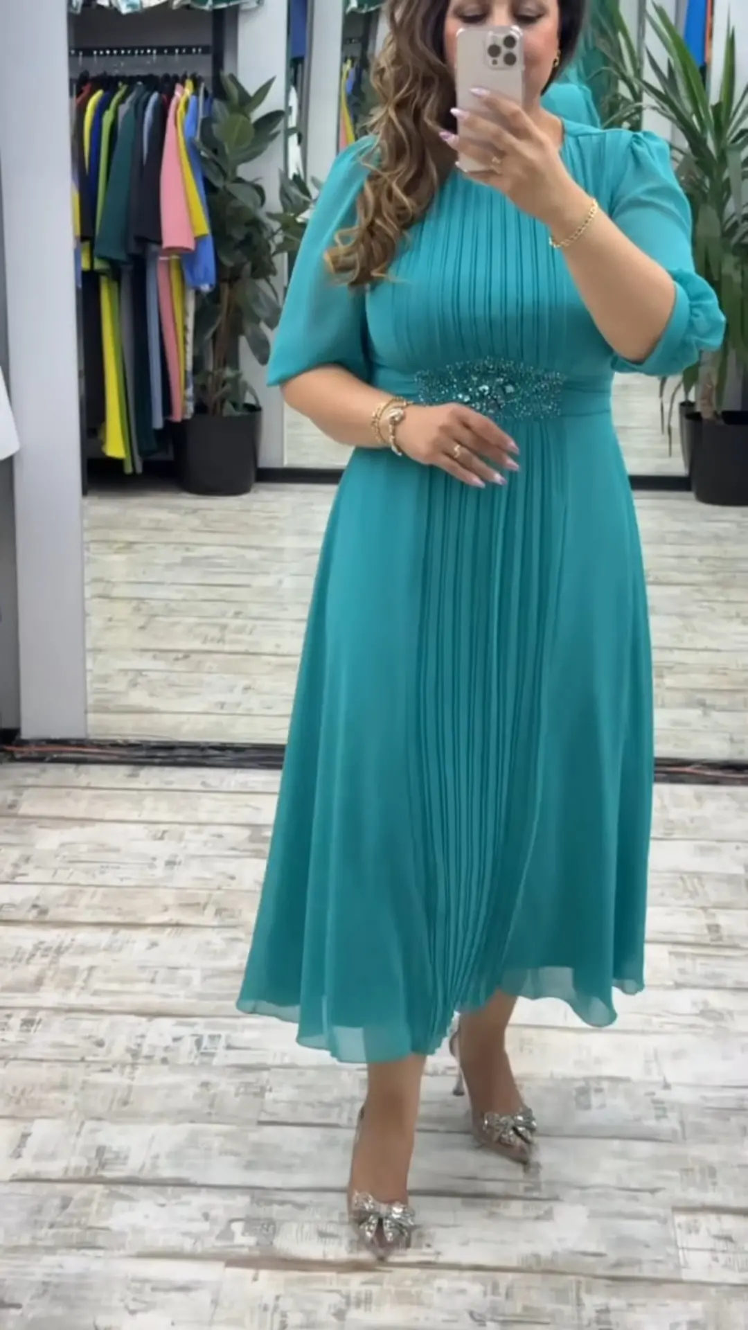 Nowa modna sukienka, klasyczny design, elegancka i prosta