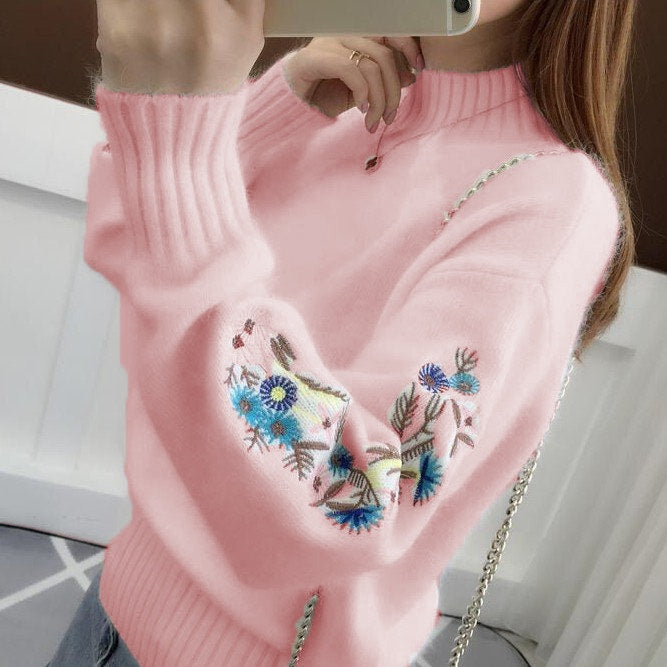 Thick cashmere knit sweater with floral embroidery