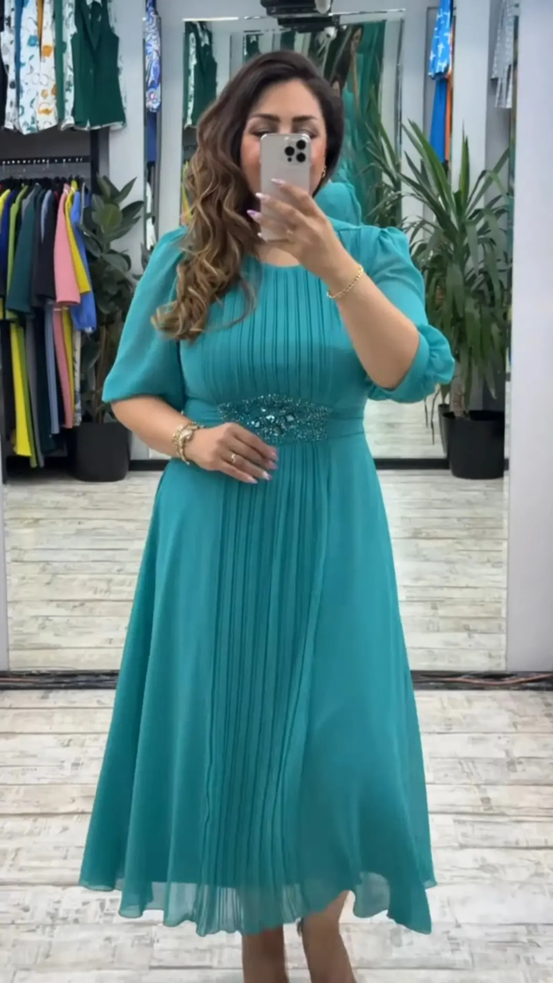 Nowa modna sukienka, klasyczny design, elegancka i prosta