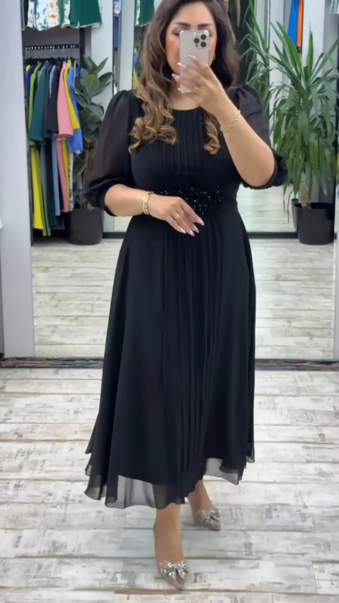 Nowa modna sukienka, klasyczny design, elegancka i prosta