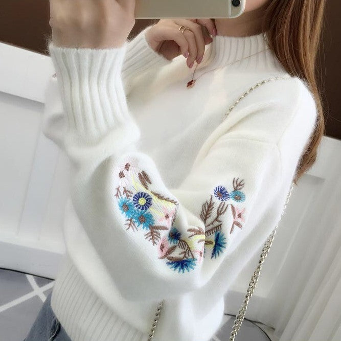 Thick cashmere knit sweater with floral embroidery