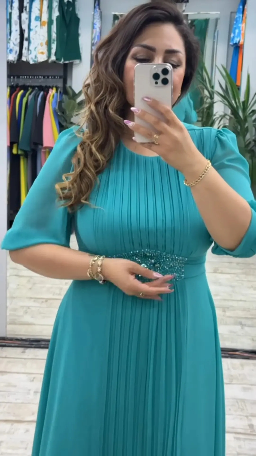 Nowa modna sukienka, klasyczny design, elegancka i prosta