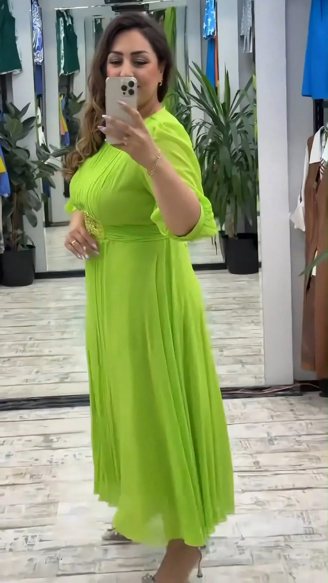 Nowa modna sukienka, klasyczny design, elegancka i prosta